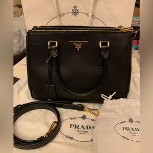 100% Authentic!!Medium Prada Galleria Saffiano leather bag. Comes with dust bag.